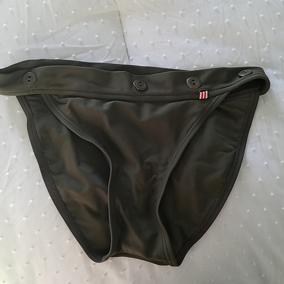 Bikini - Picture 2 of 6